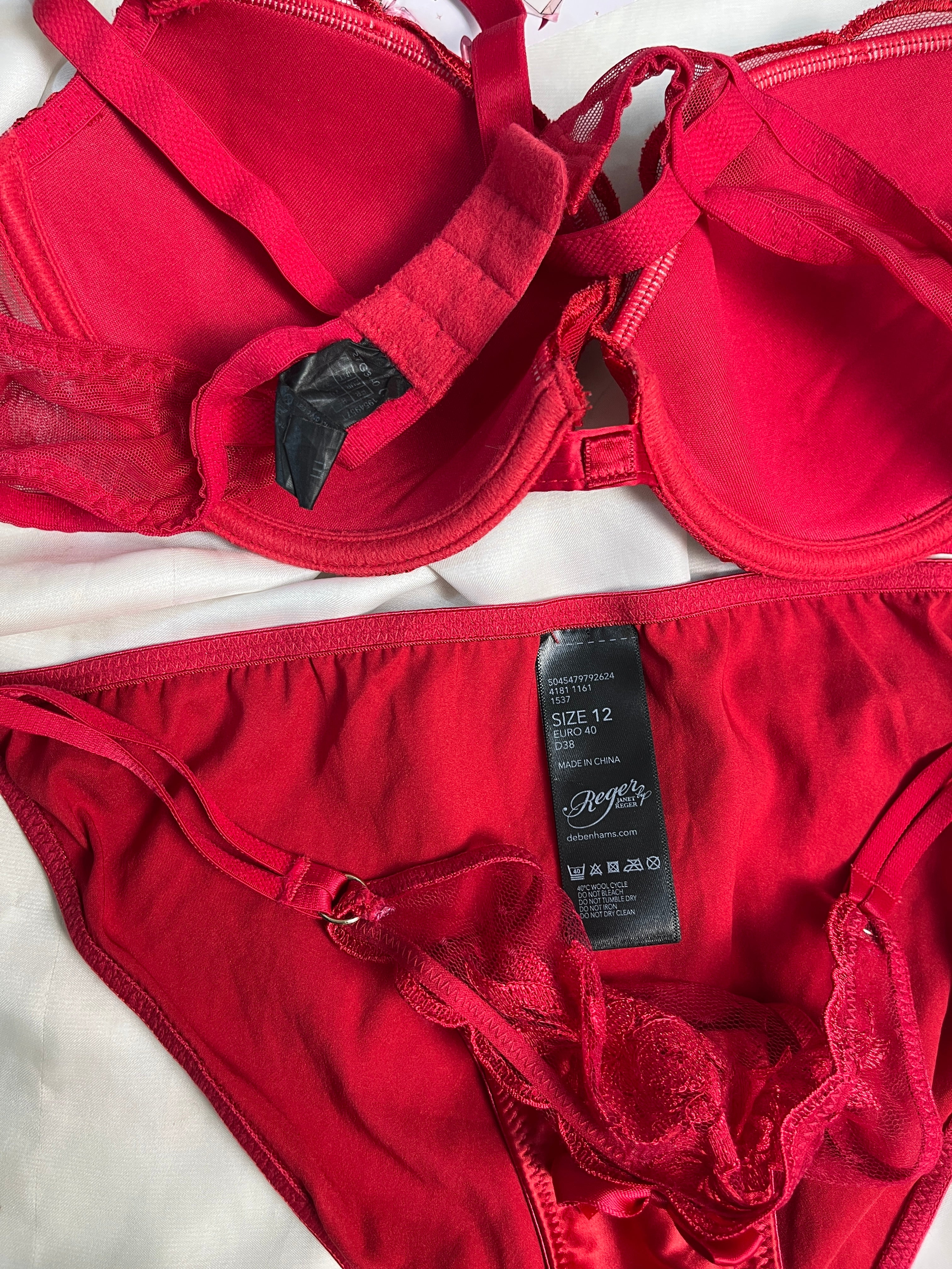 tshirt bra size : 34B with small to medium thong