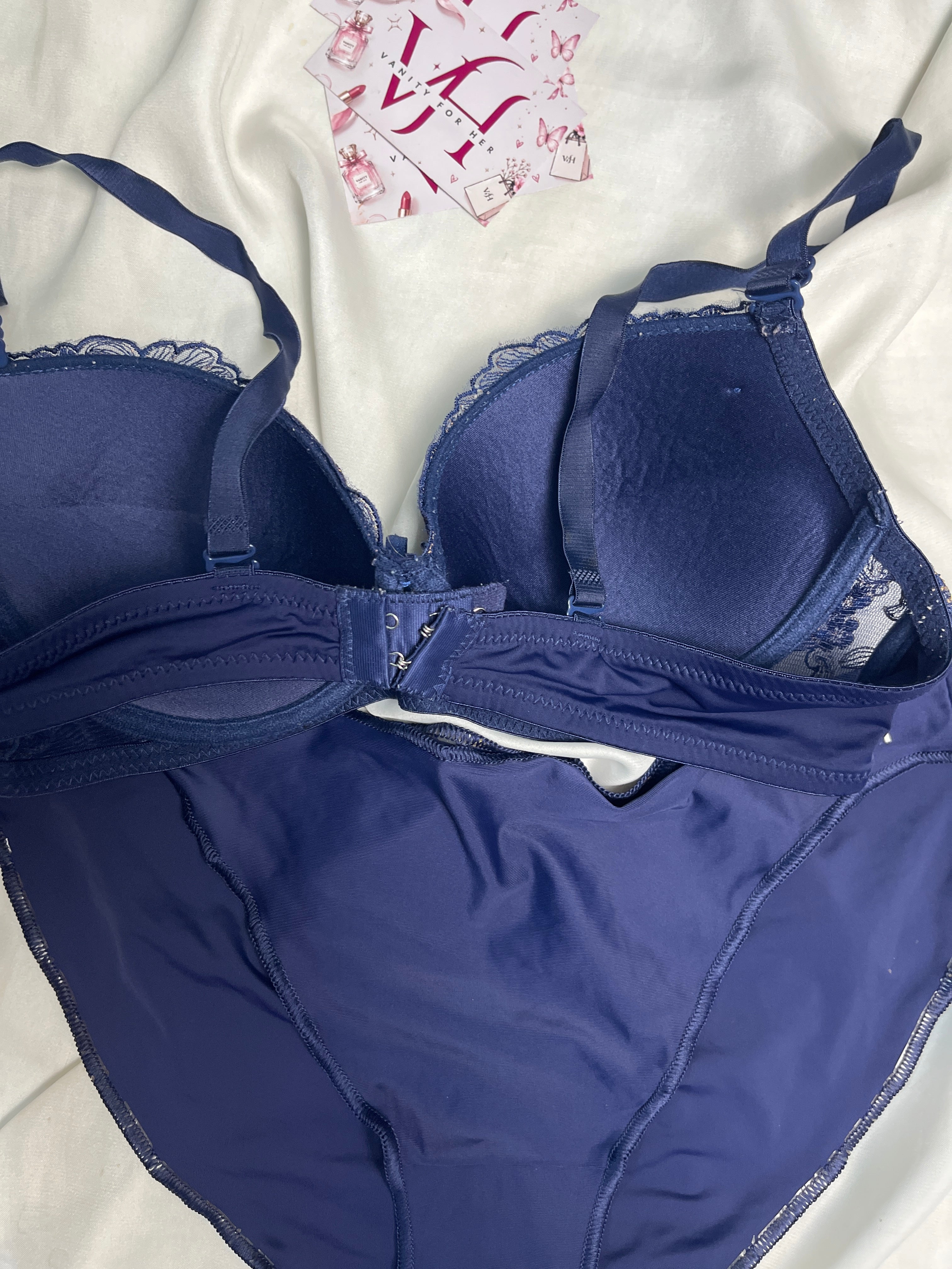 Embroidered tshirt bra with large panty size : 38B