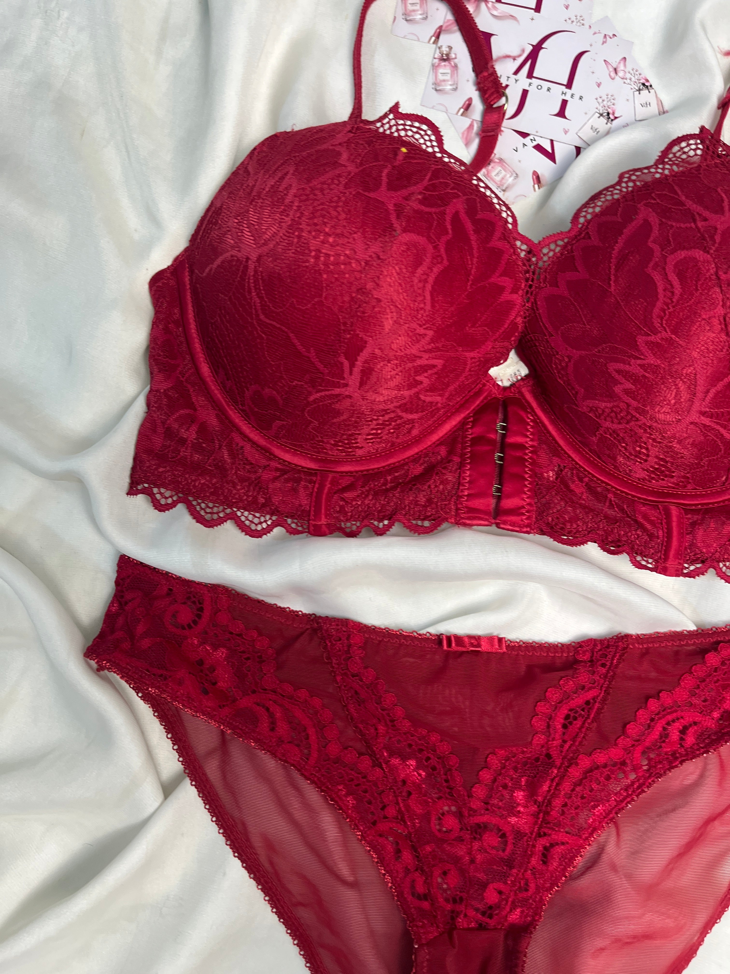 Primark bra size : 32D with small to medium panty