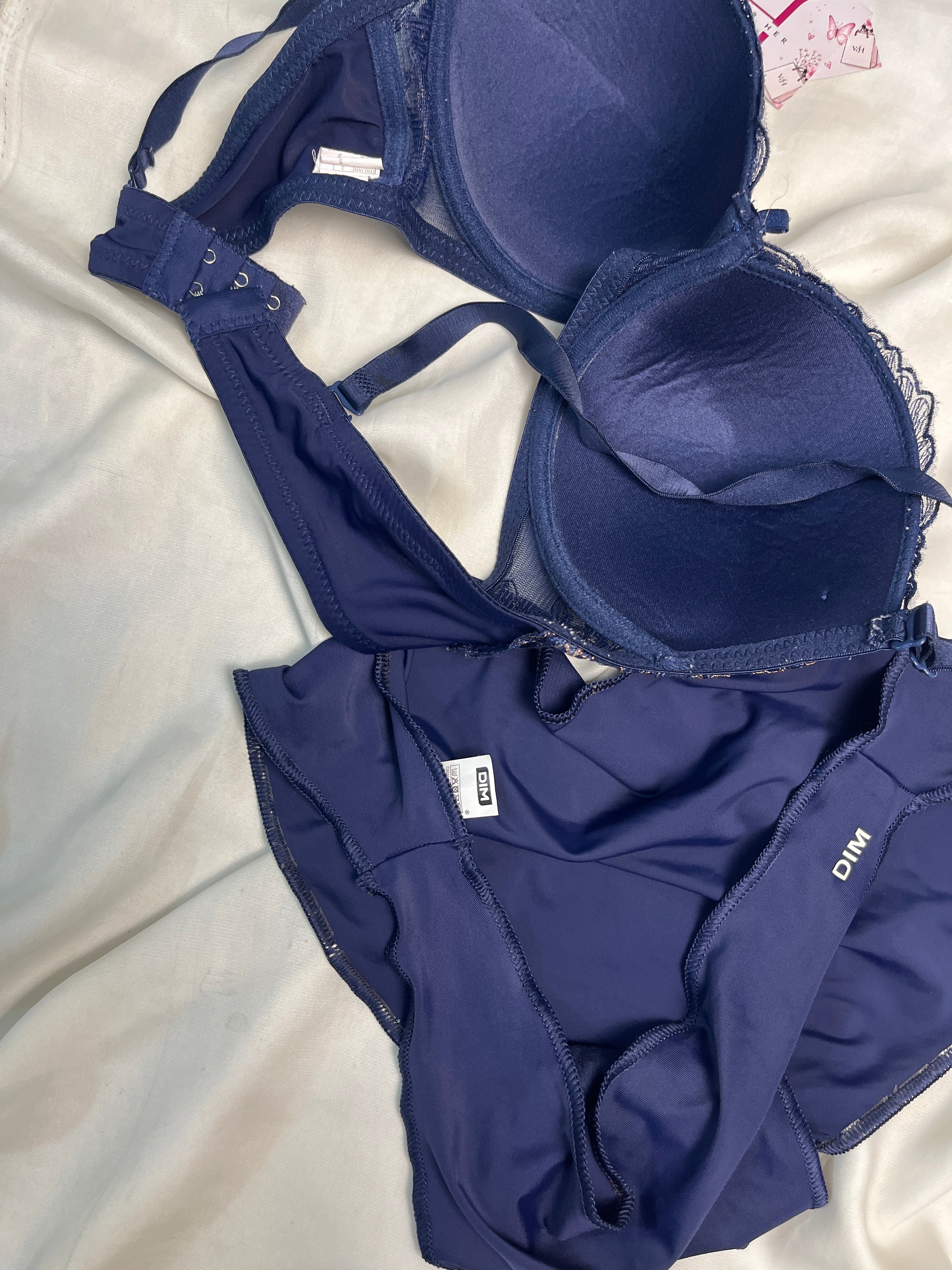 Embroidered tshirt bra with large panty size : 38B