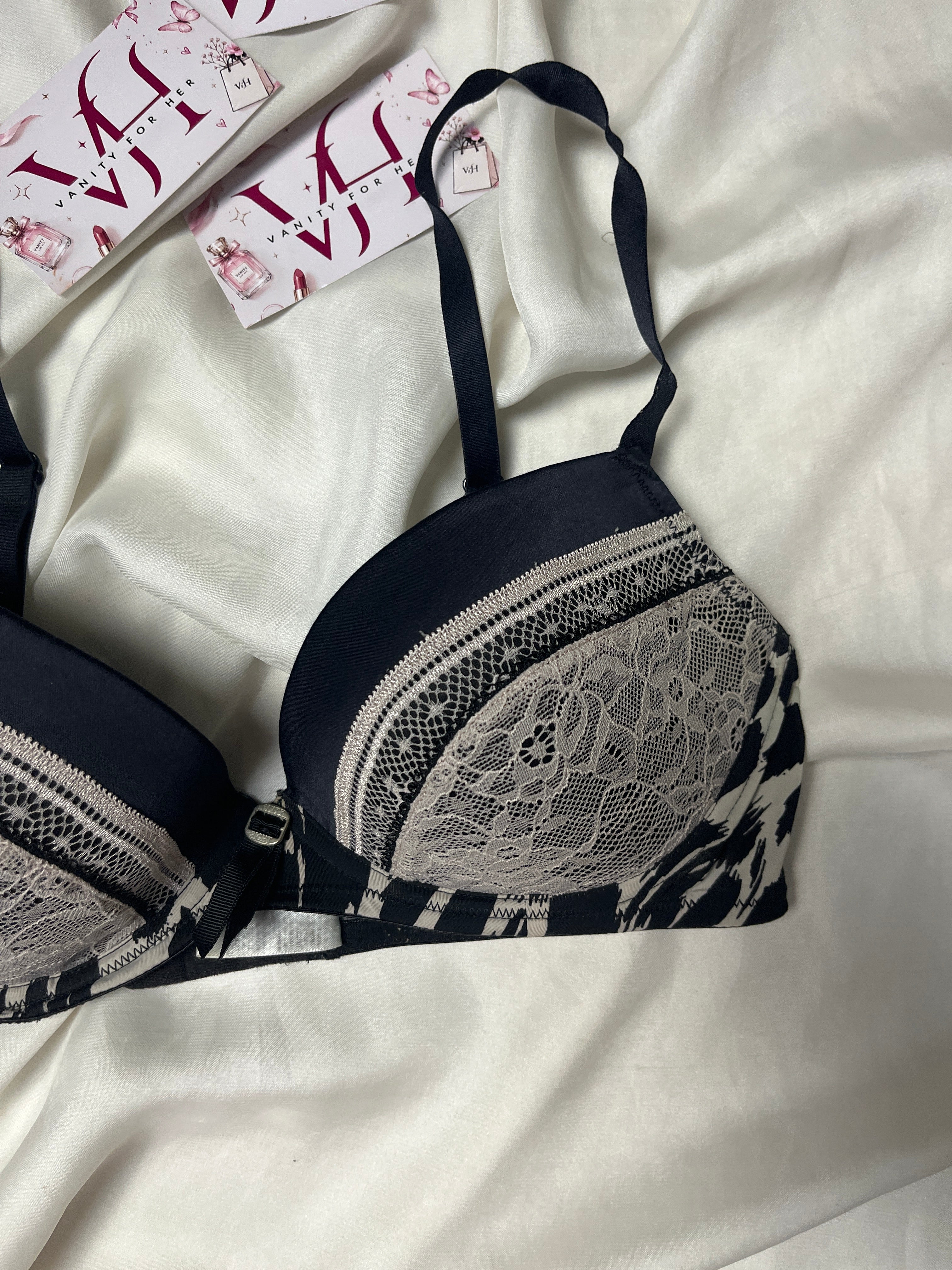 Triumph tshirt bra size : 34B