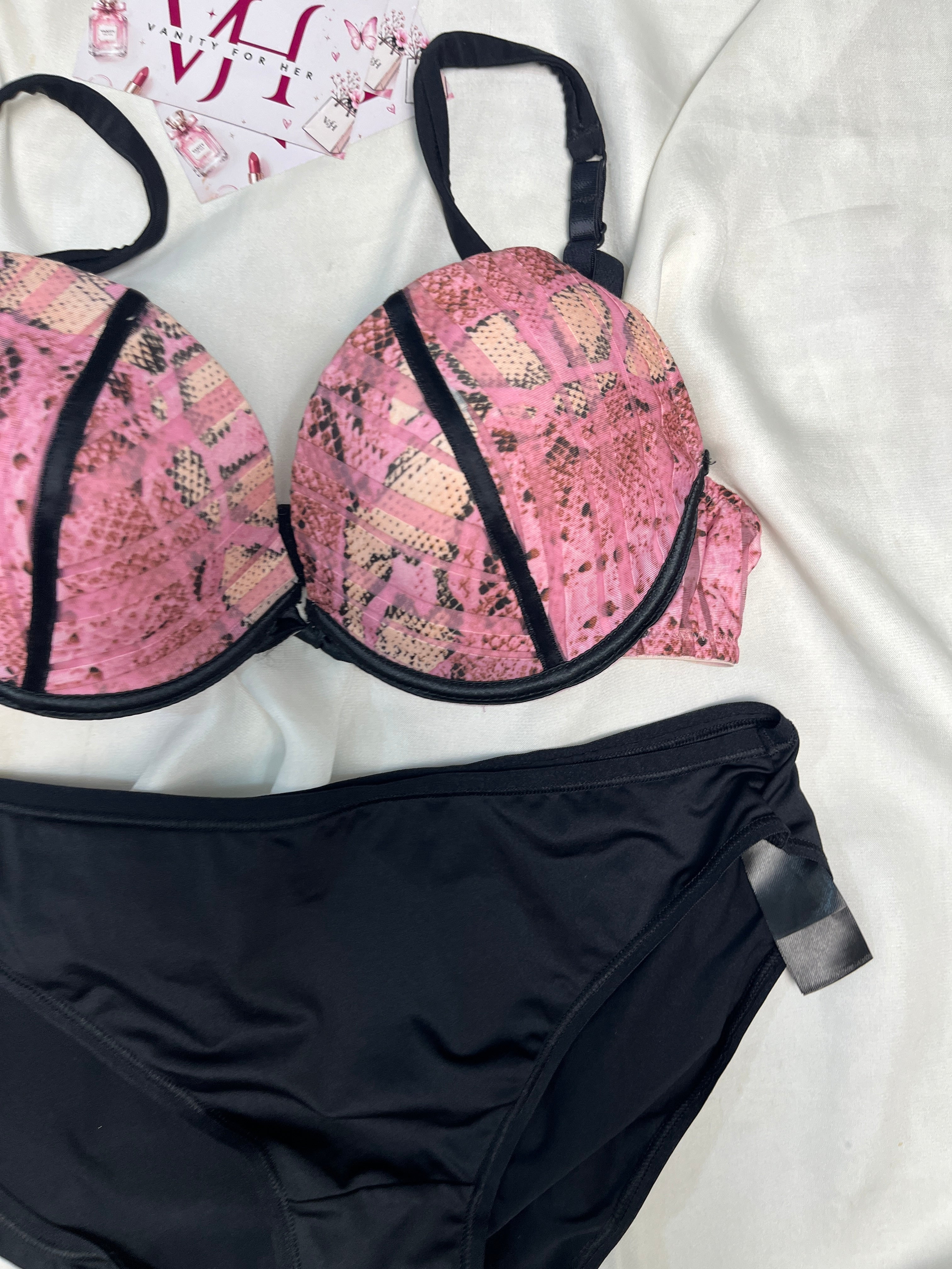 Tshirt bra pair size 34B with medium panty