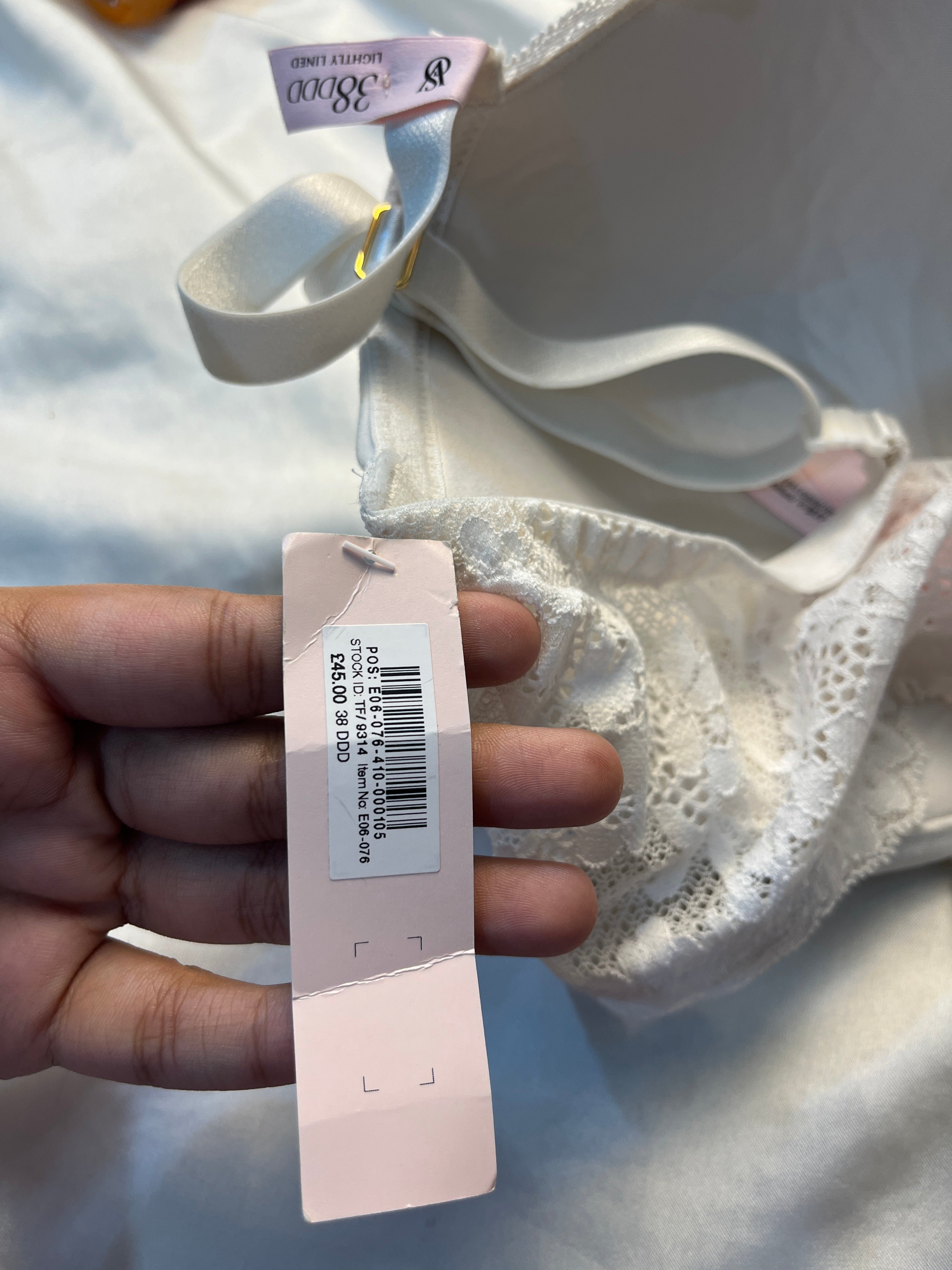 Victoria secret tagged tshirt bra size : 38DDD (slightly stain in front)