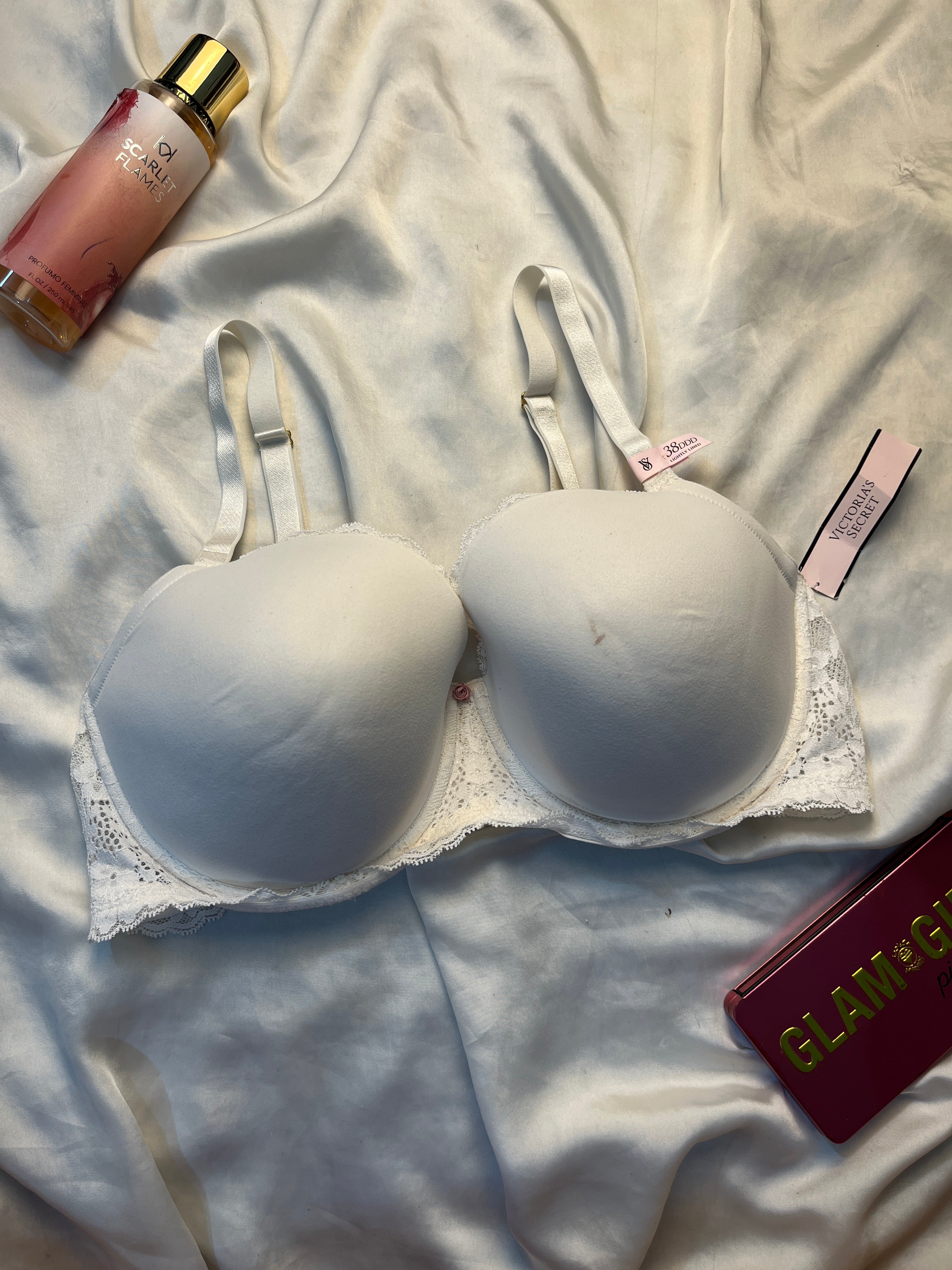 Victoria secret tagged tshirt bra size : 38DDD (slightly stain in front)