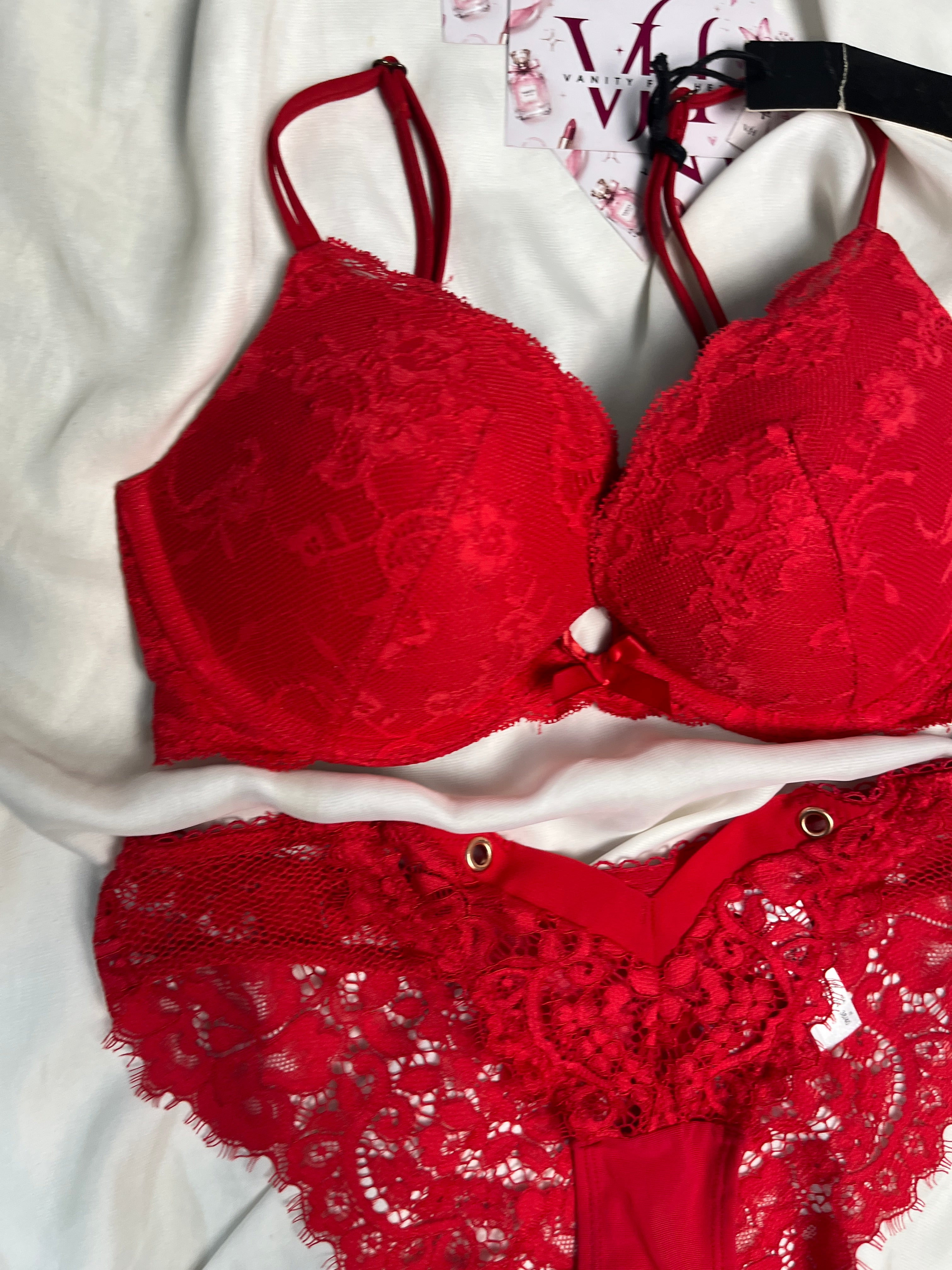 Pushup tagged bra size : 32D with small panty