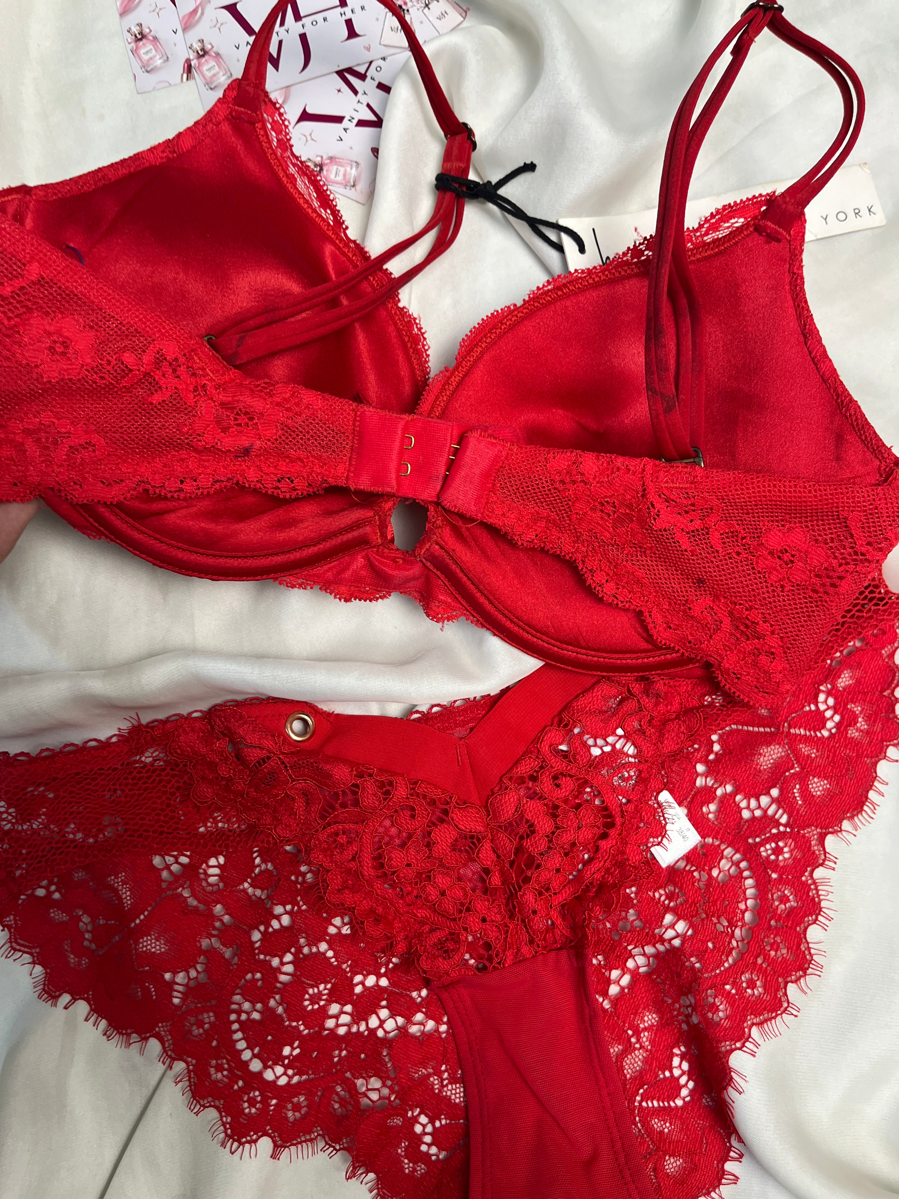 Pushup tagged bra size : 32D with small panty
