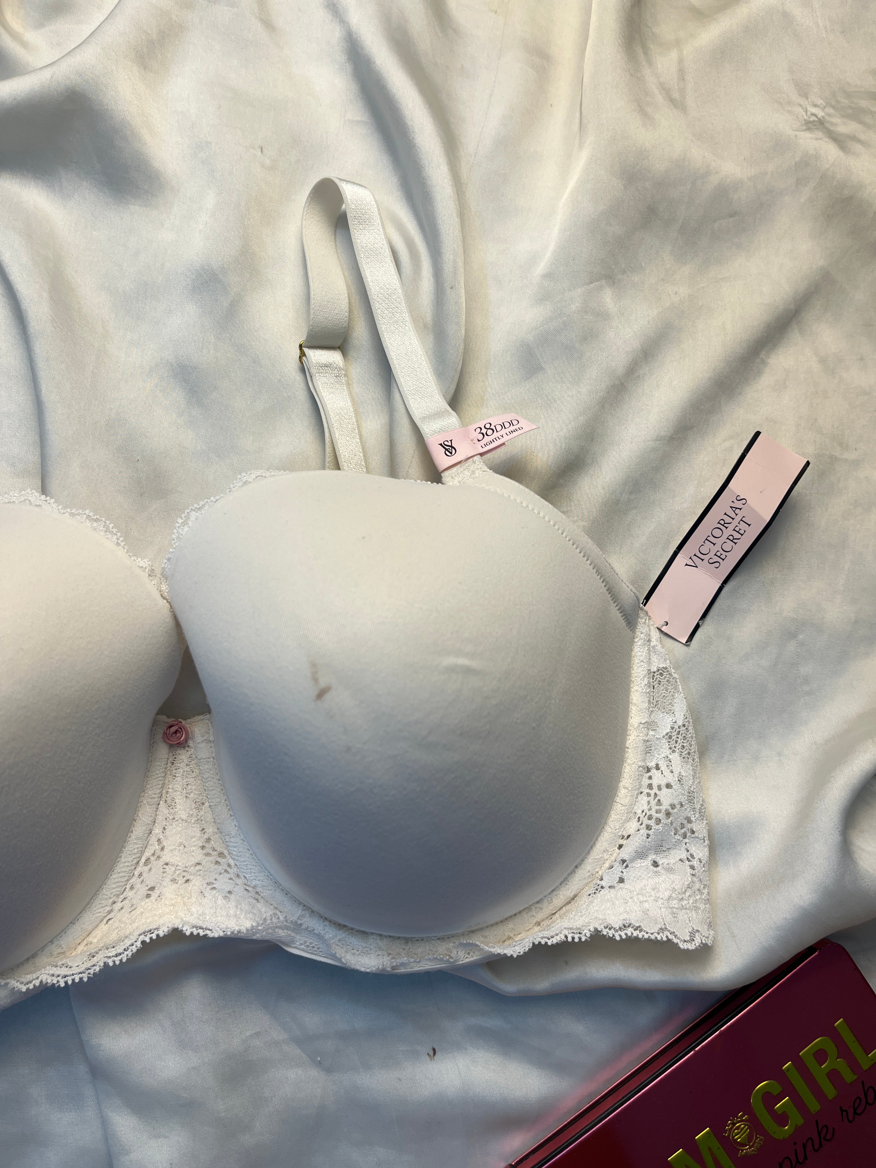 Victoria secret tagged tshirt bra size : 38DDD (slightly stain in front)