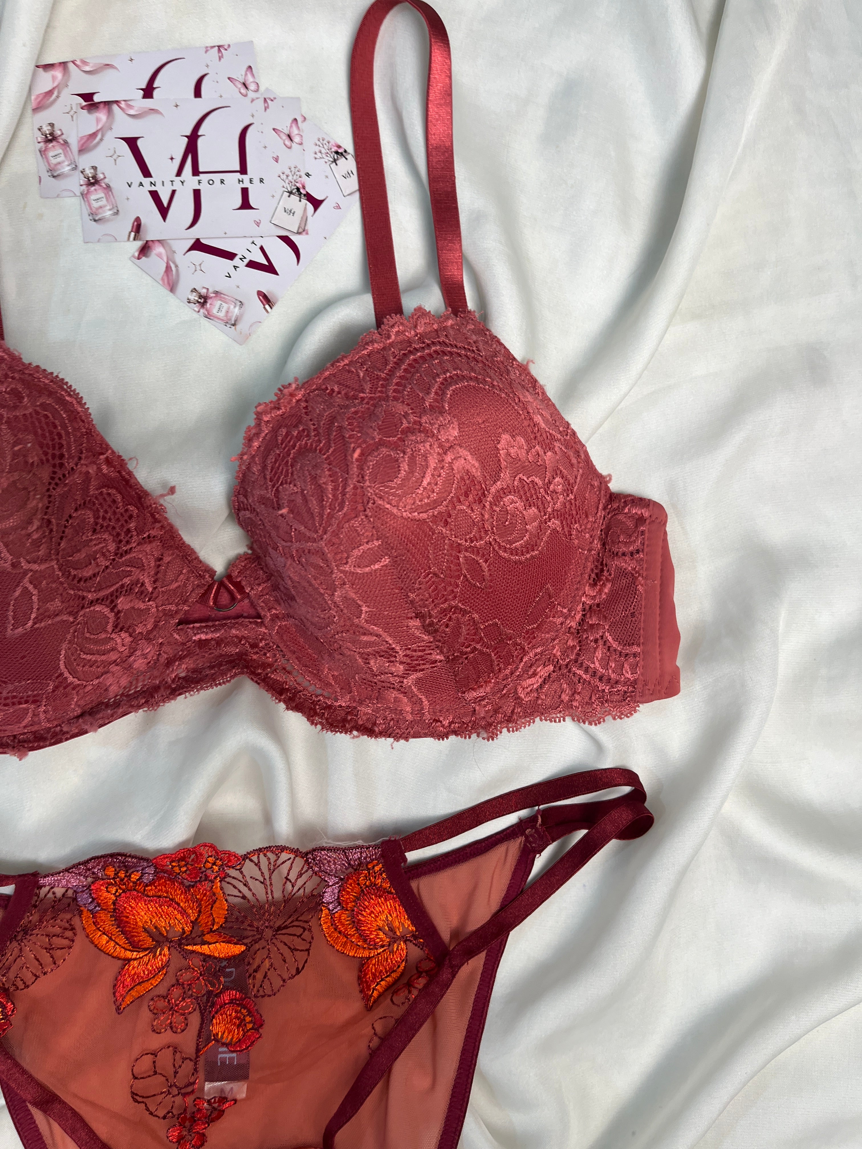 Pushup bra size : 36C with medium thong