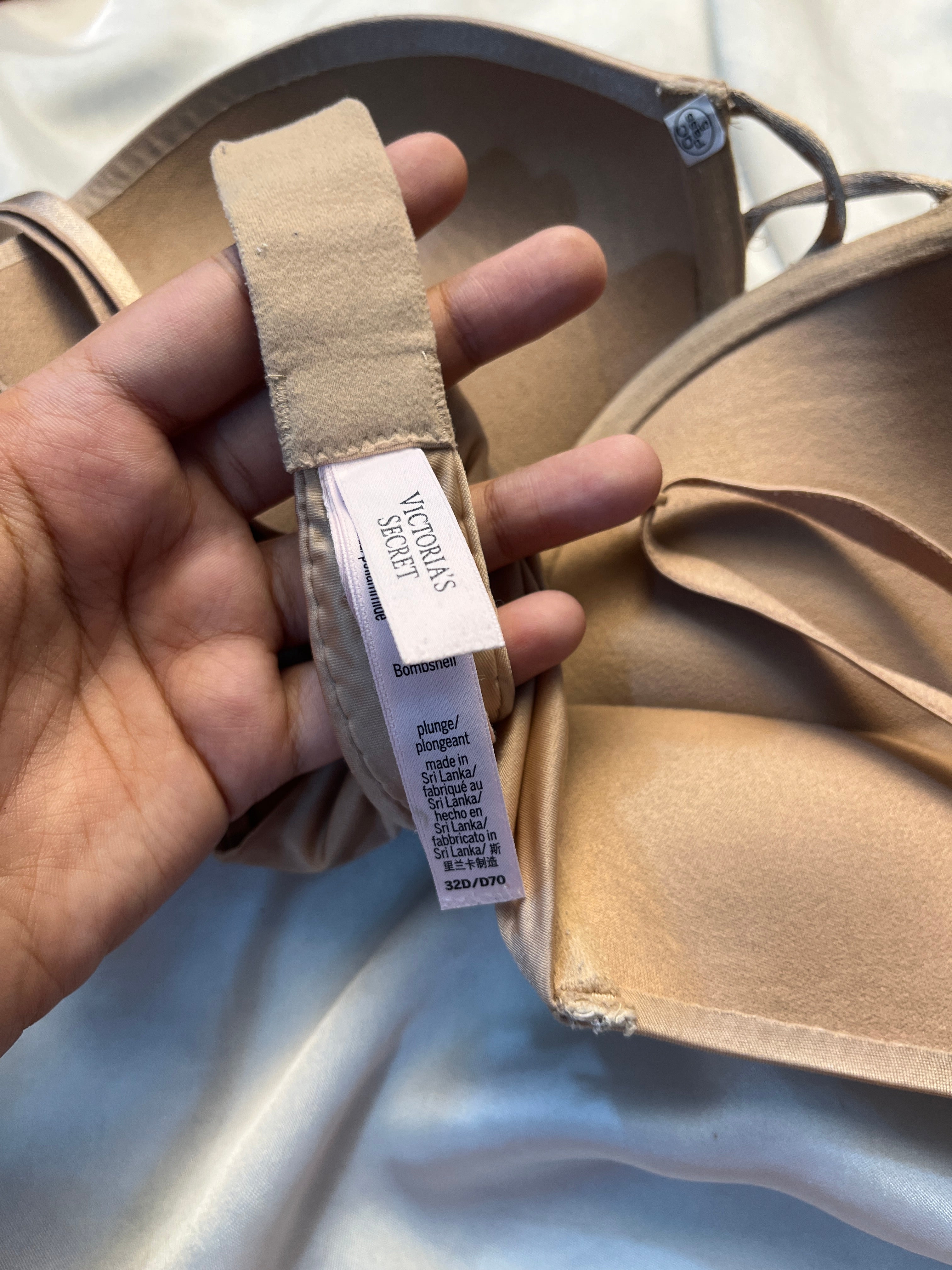 BOMBSHELL Victoria secret bra size : 32D/34C