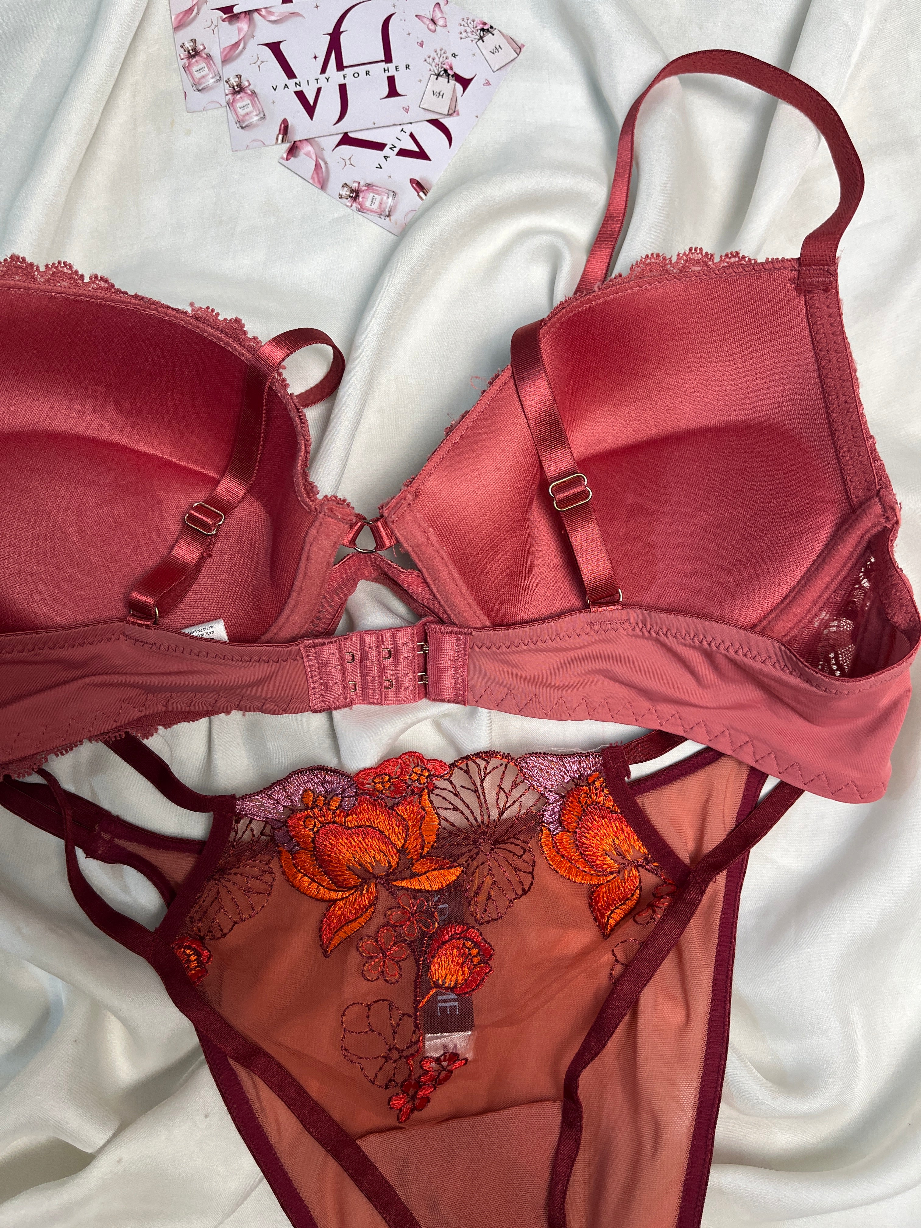 Pushup bra size : 36C with medium thong