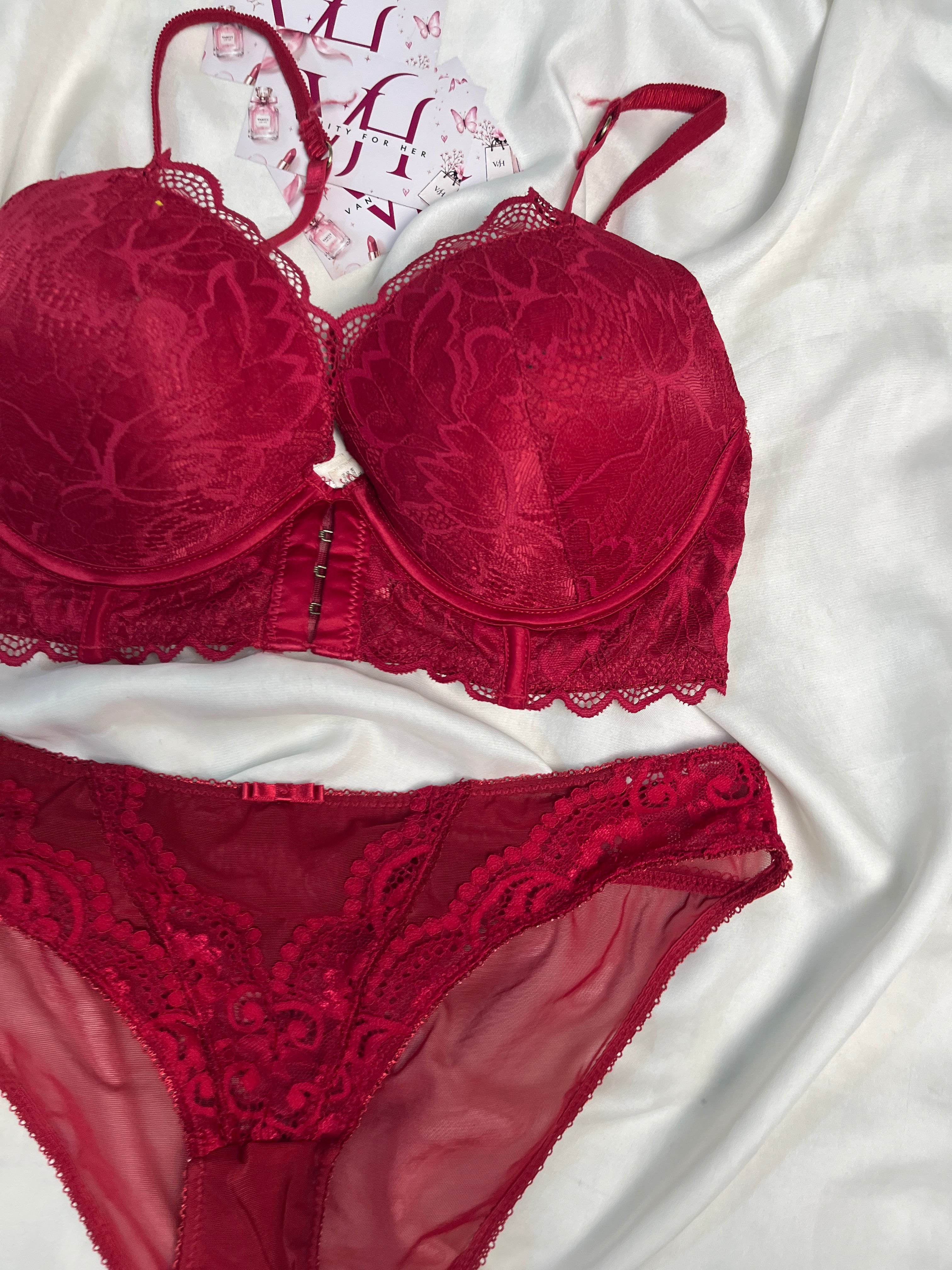 Primark bra size : 32D with small to medium panty