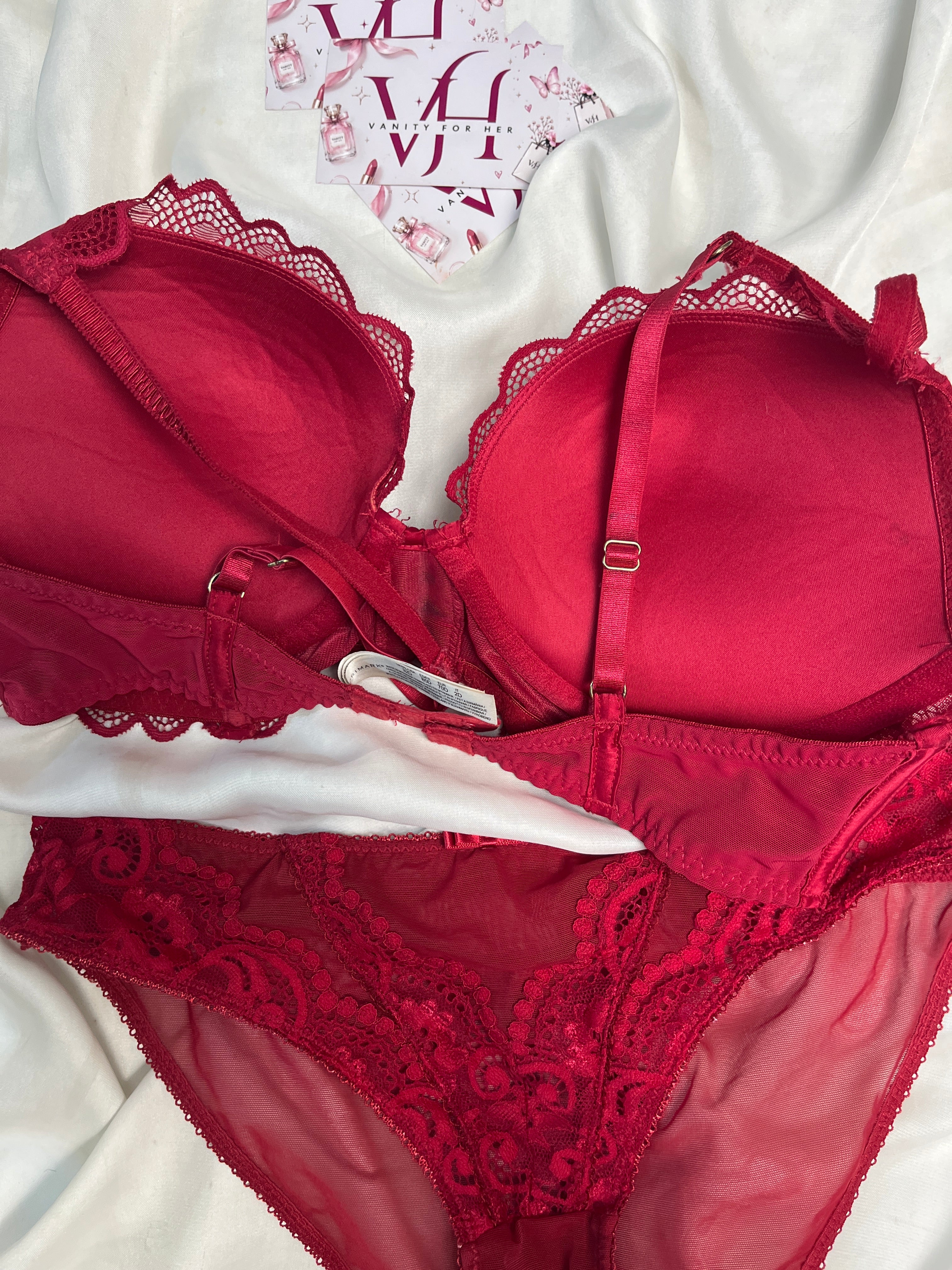 Primark bra size : 32D with small to medium panty