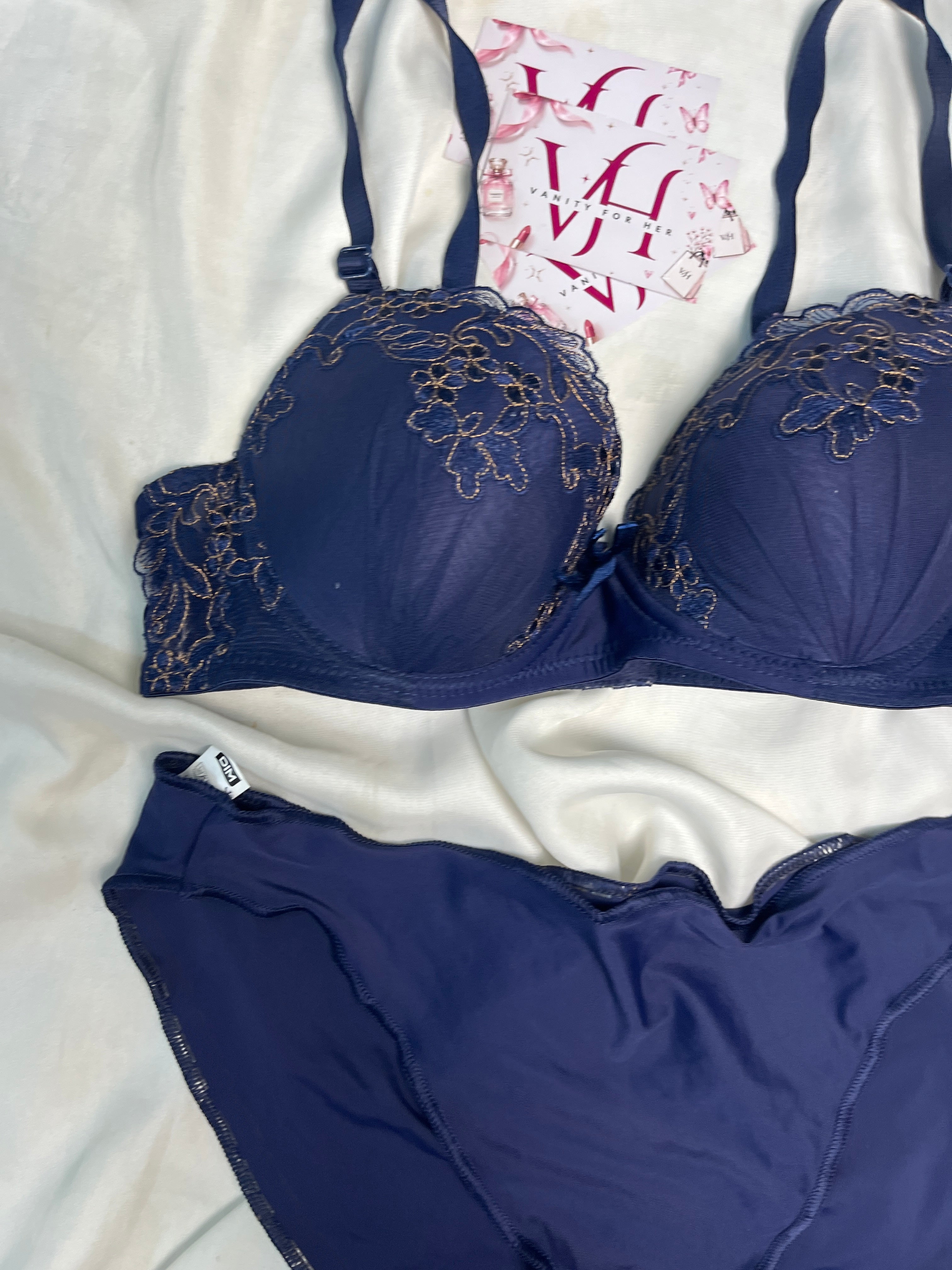 Embroidered tshirt bra with large panty size : 38B