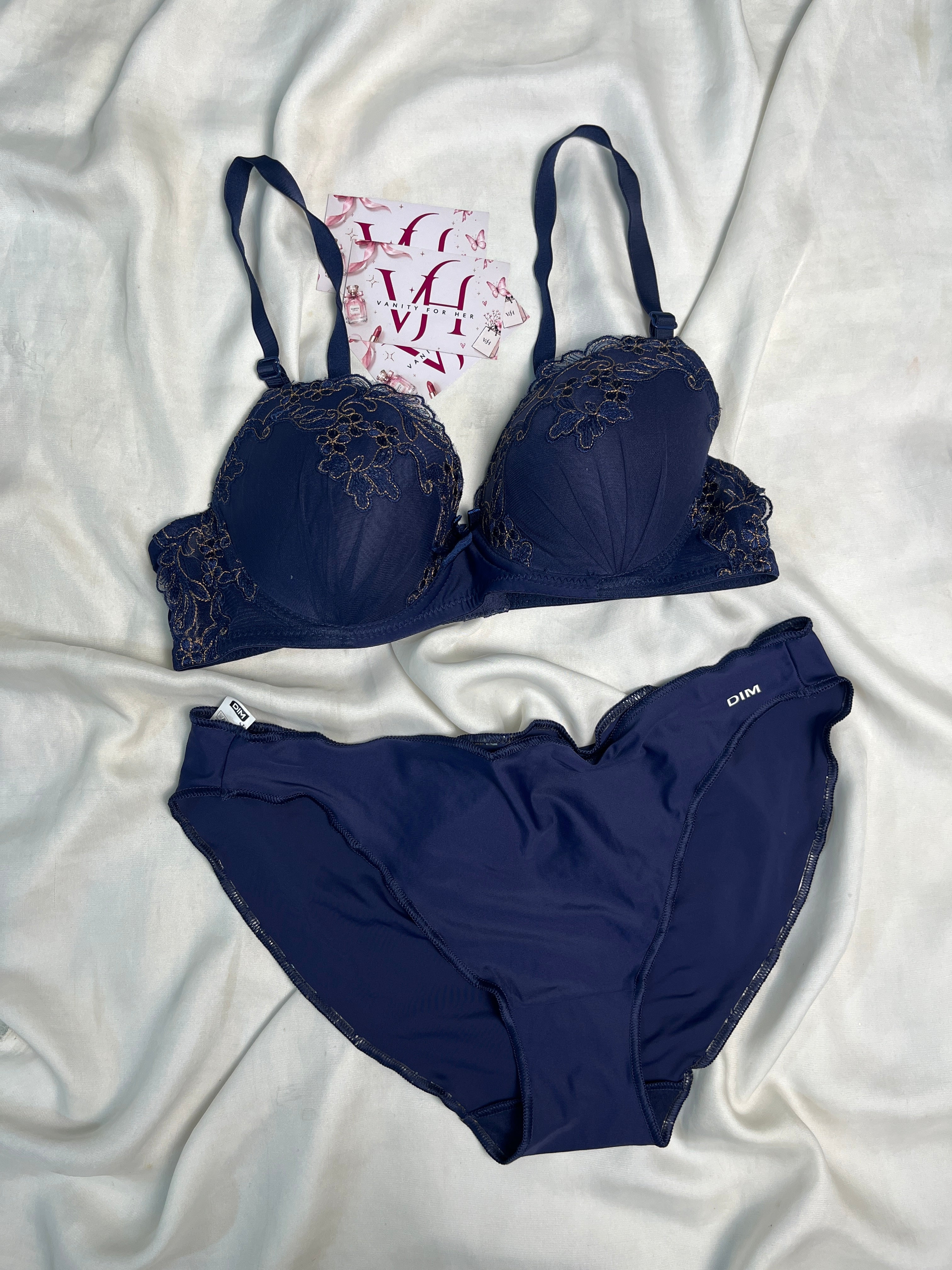 Embroidered tshirt bra with large panty size : 38B