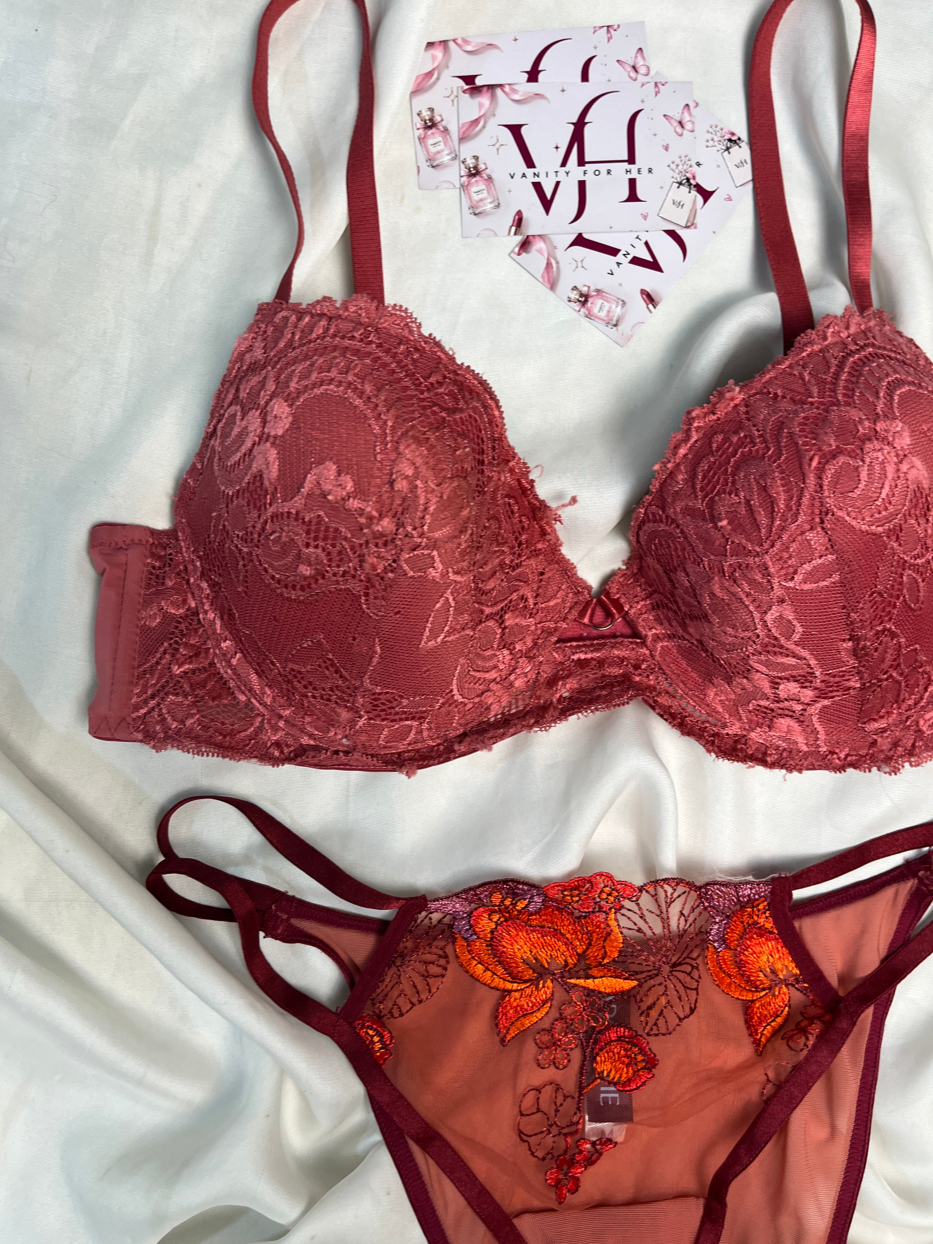 Pushup bra size : 36C with medium thong