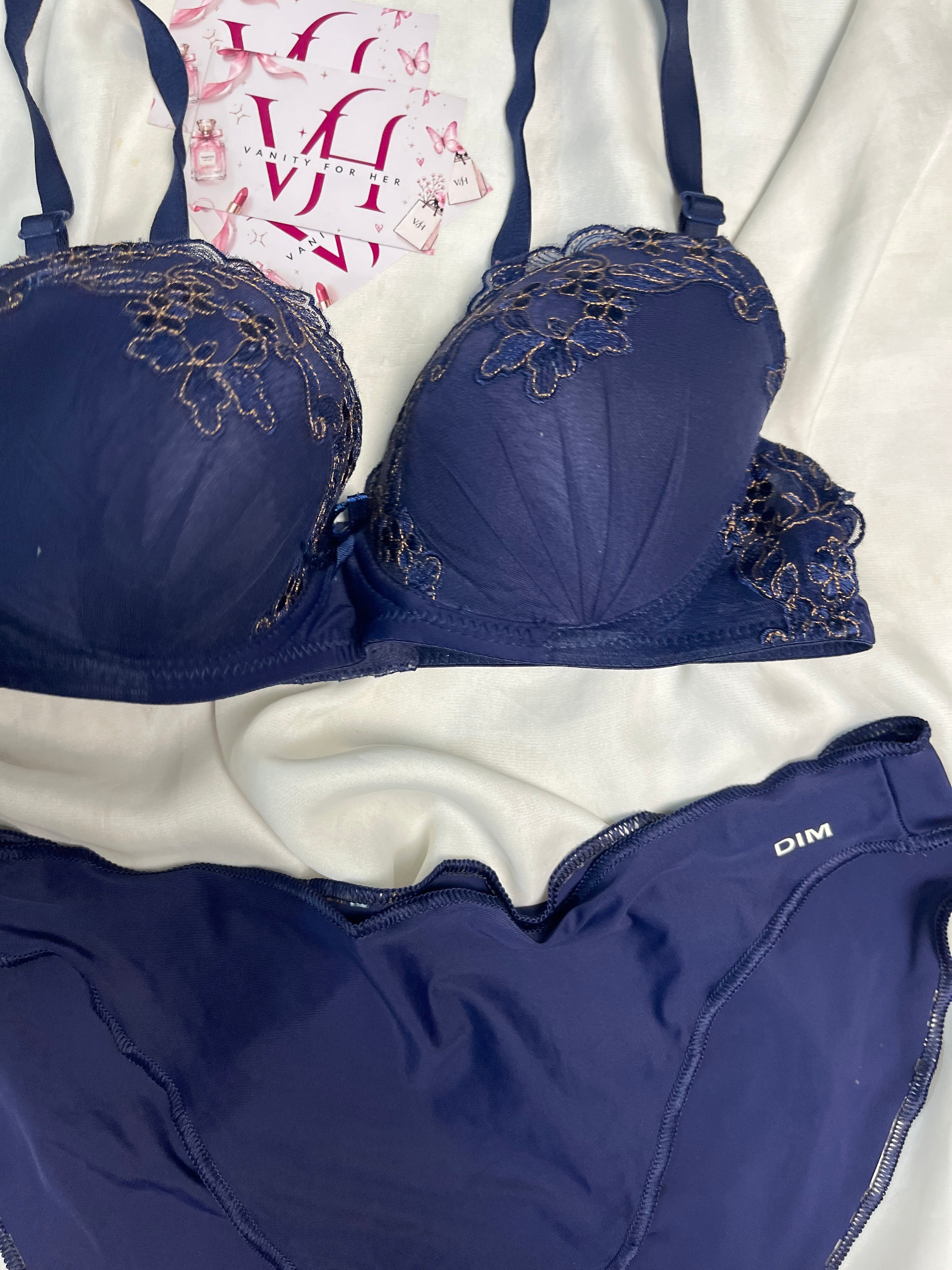 Embroidered tshirt bra with large panty size : 38B