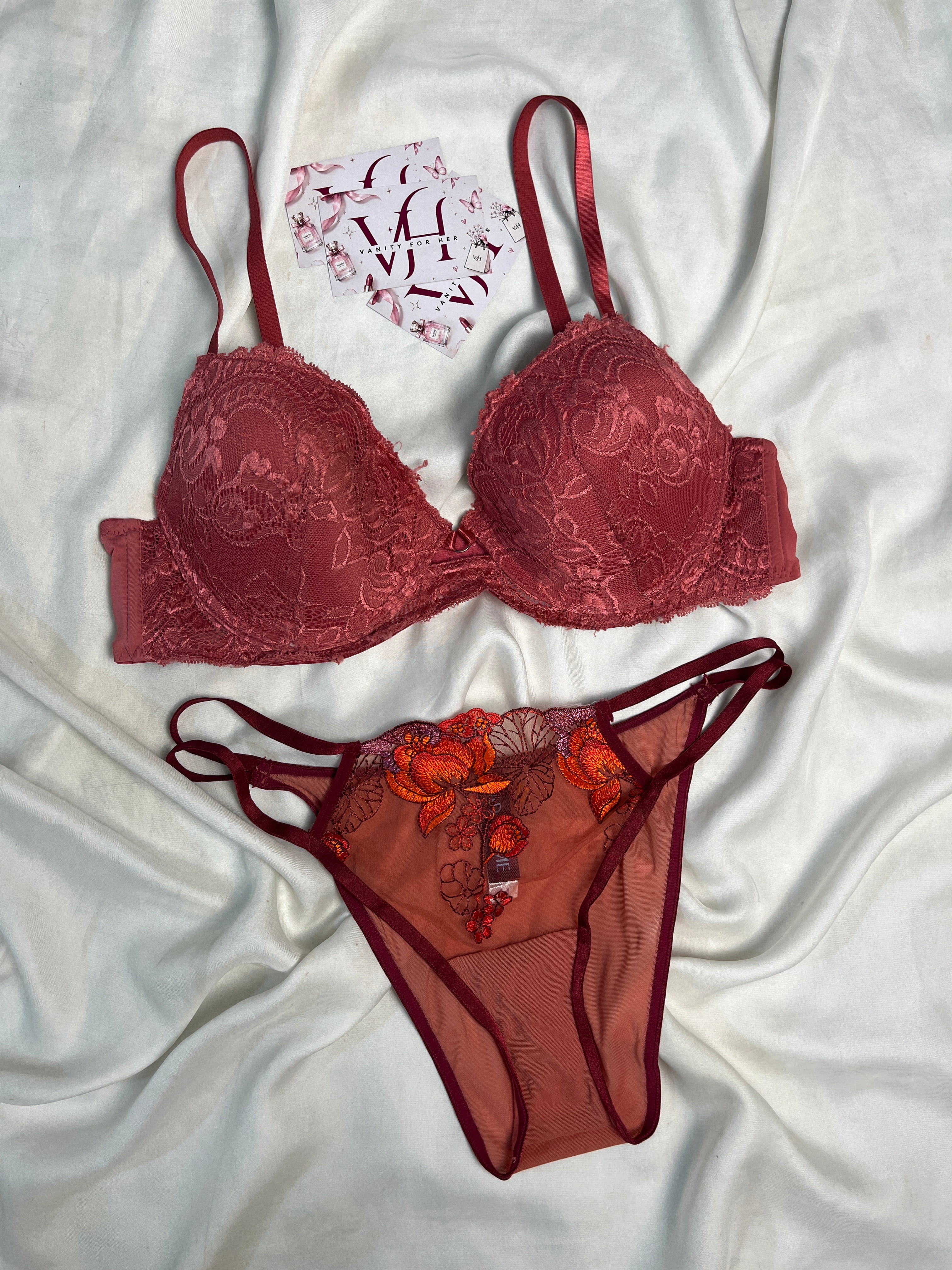 Pushup bra size : 36C with medium thong