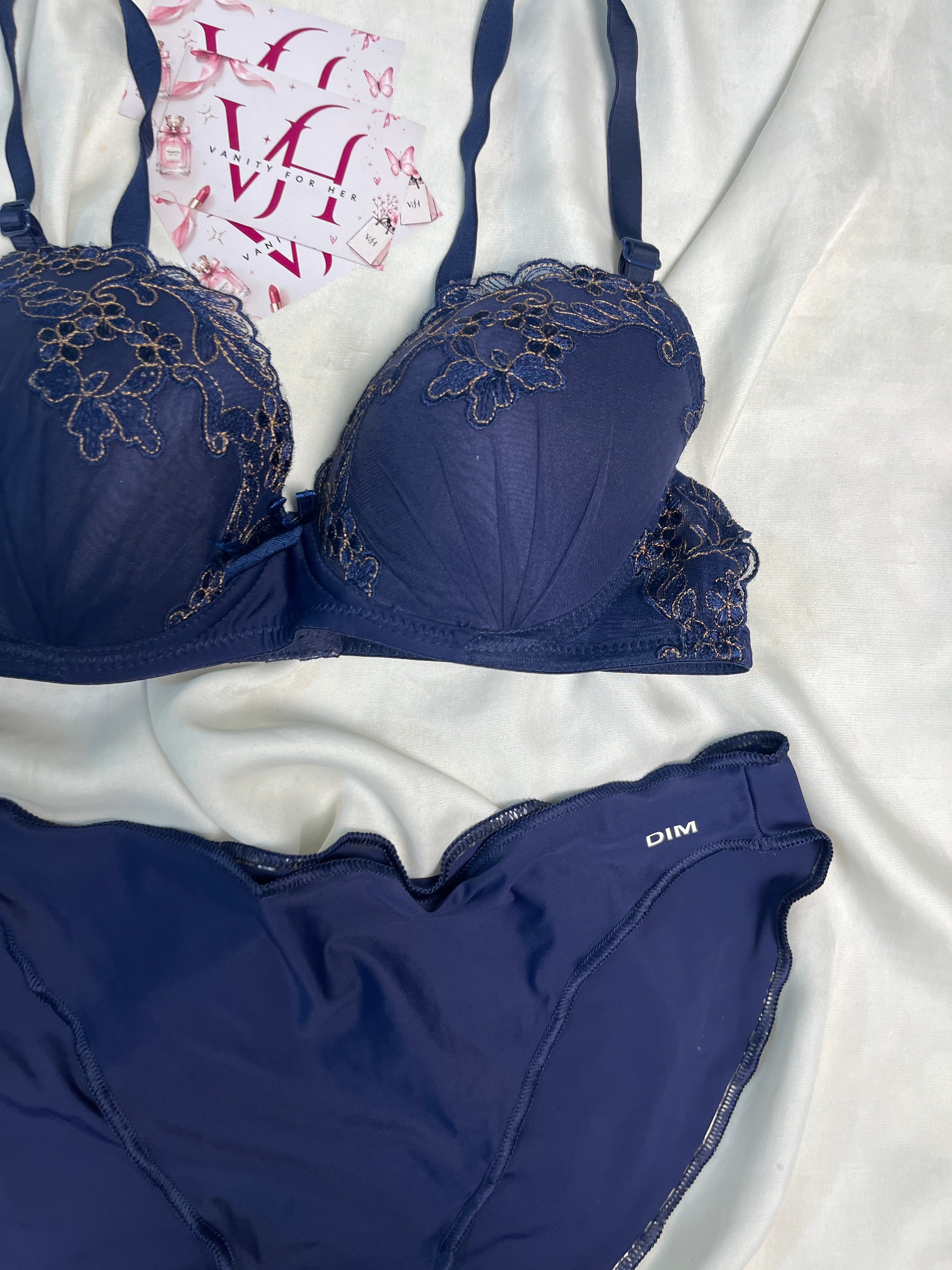 Embroidered tshirt bra with large panty size : 38B