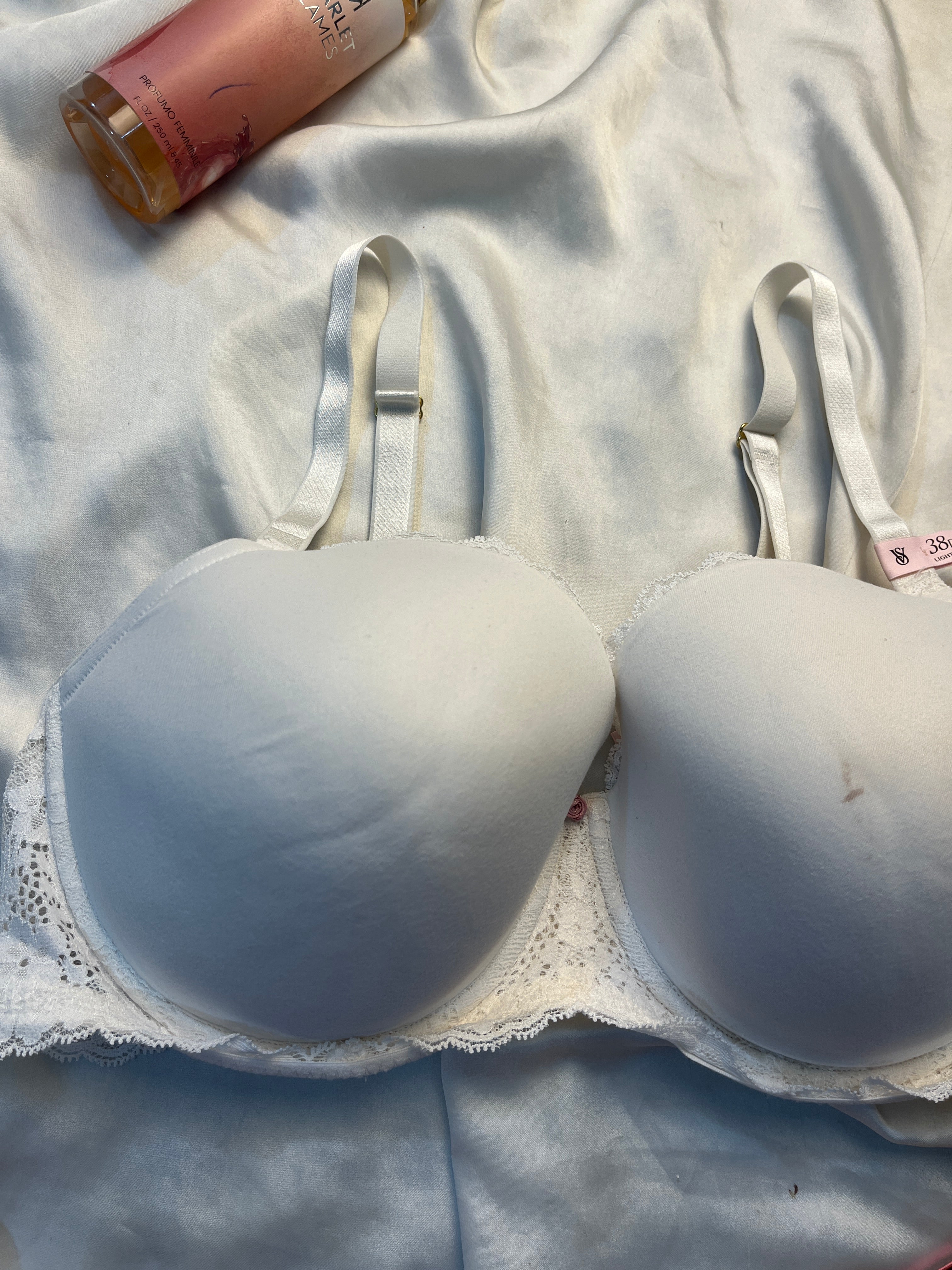Victoria secret tagged tshirt bra size : 38DDD (slightly stain in front)